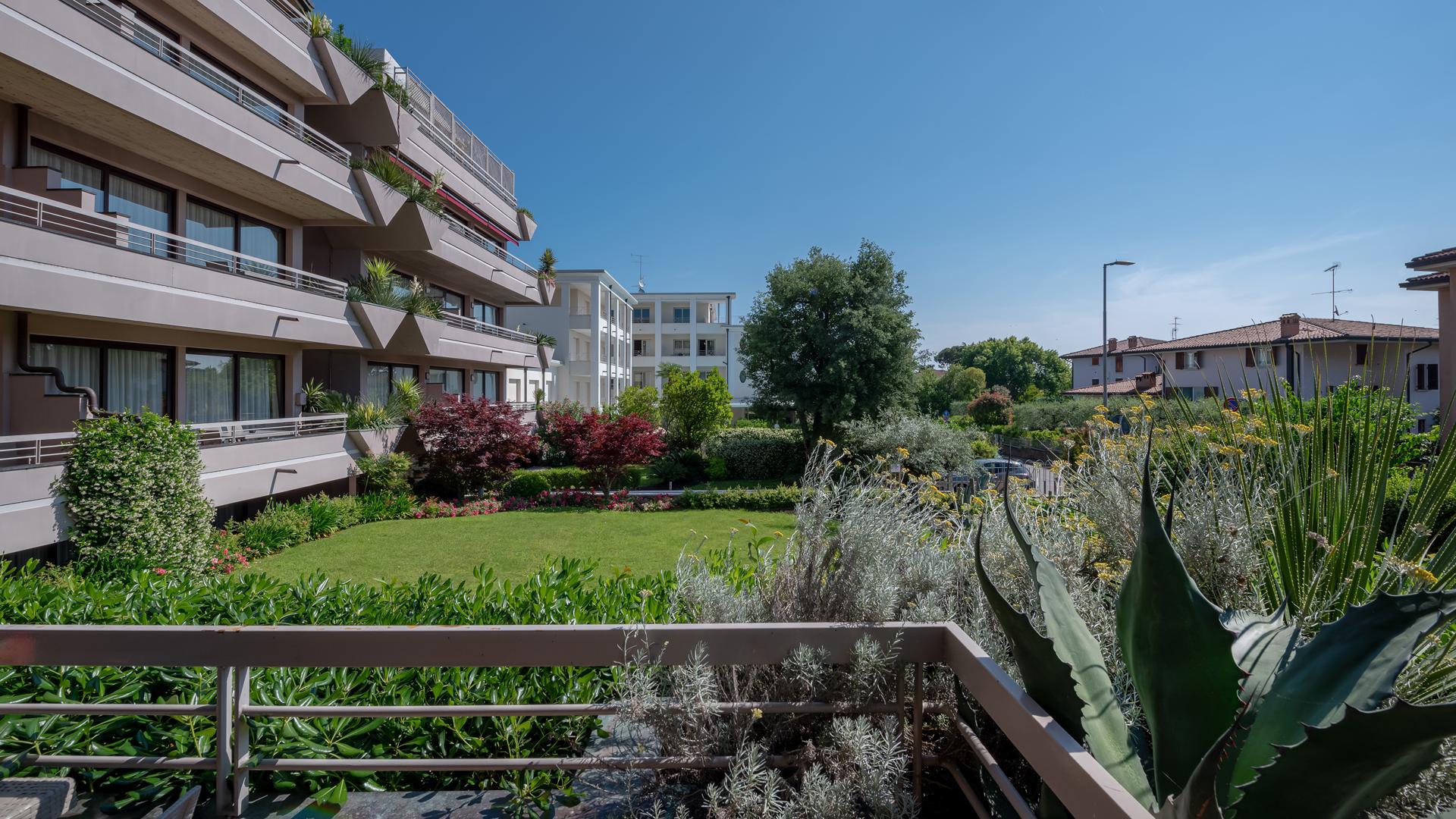 Panoramic view of houses with red roofs and the sea in the background.